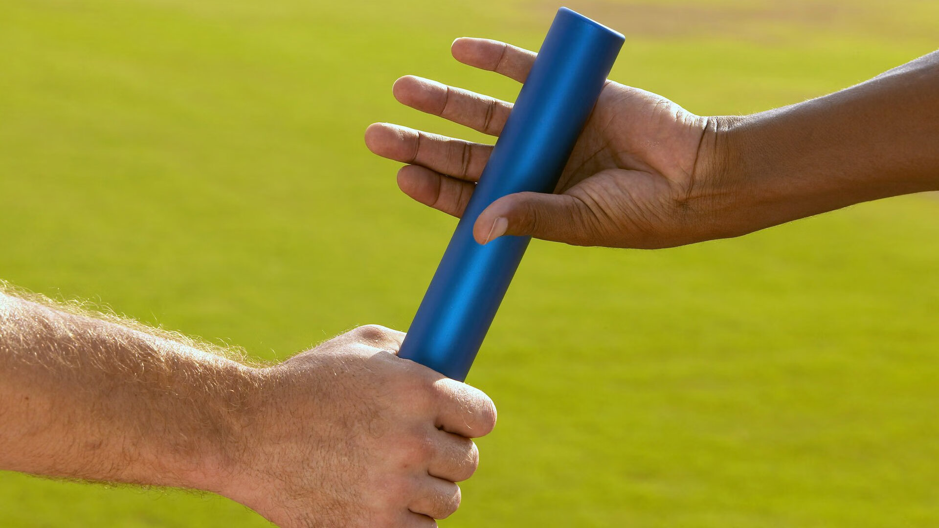 开云体育-新旧王者的轰鸣,法拉利力克梅赛德斯,皮亚斯特里点燃围场